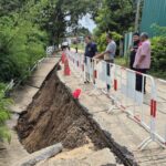 บุรีรัมย์ ฝนถล่มหนัก น้ำเซาะถนนทรุดพัง ลึก3ม. ยาว40ม. ห้ามรถสัญจรเด็ดขาด