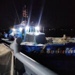 จับกุมเรือ พร้อม 3 ลูกเรือ ลักลอบขายน้ำมันเถื่อน 8,000 ลิตร หลบเลี่ยงเสียภาษี ลากเข้าฝั่งดำเนินคดี