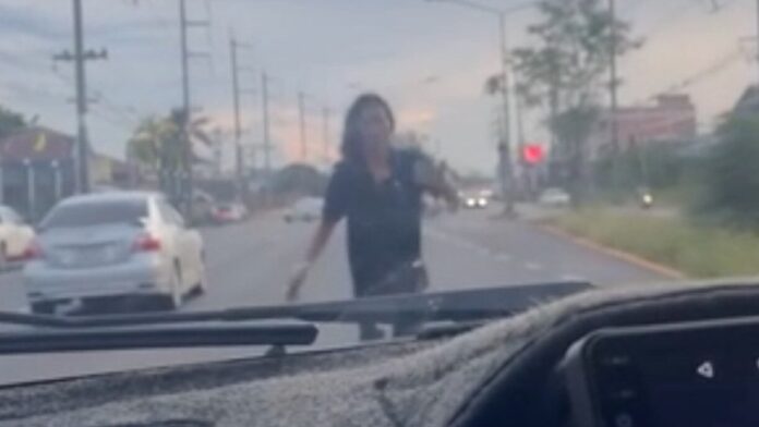 Mysterious man leaps onto car bonnet in Khon Kaen | News by Thaiger