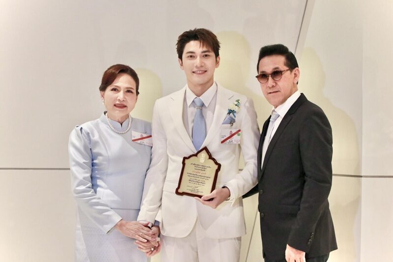 สมิธ ภาสวิชญ์-กองทัพ พีค รับพระราชทานโล่เกียรติคุณ “ลูกที่มีความกตัญญูกตเวทีฯ ปี 2568”