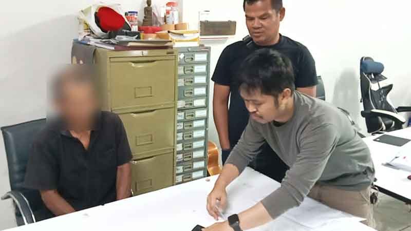 รวบตาวัย67 ปลูกกระท่อมกลางป่า ไว้ขายยาบ้า ตร.บุกล่อซื้อ หลักฐานคาหนังคาเขา