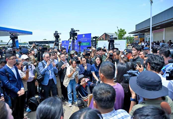 กต. นำคณะทูต-สื่อนอกเยือนปั๊มน้ำมัน อ.กันทรลักษ์ ดูจุดจรวดกัมพูชาถล่มพลเรือน