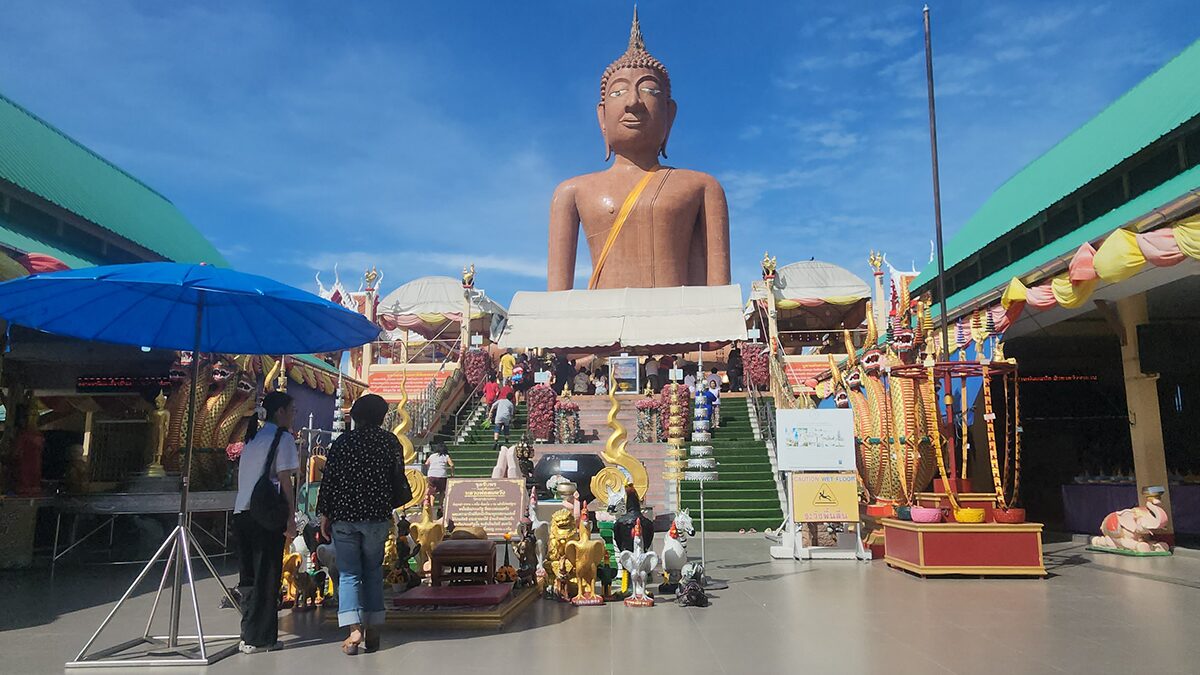 .ลุ้นเลขเด็ด อดีตขรก.ทำบุญวันเกิด ไหว้ขอพร หลวงพ่อสมหวัง ล้วงไข่ได้เลขตรงใจ เล็งเสี่ยงโชค.