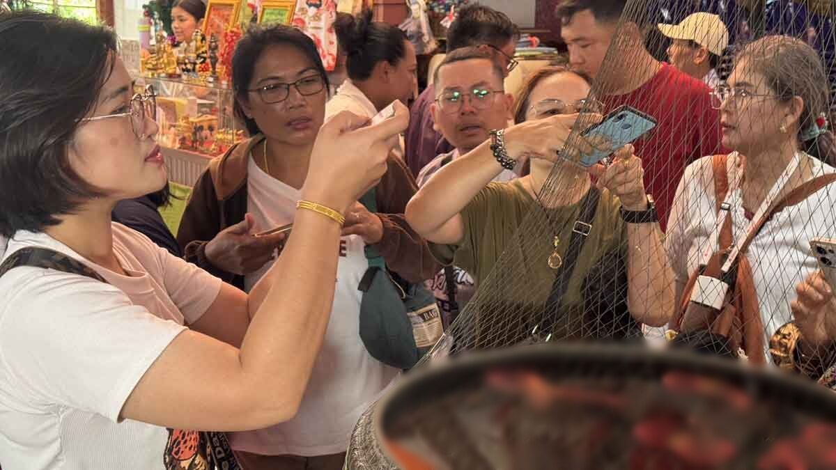 .ฮือฮา สายมู-คอหวย แห่ขอพร อาศรมฤาษีเณรกรุงเก่า ส่องเลขอ่างน้ำมนต์ เห็นชัด เล็งเสี่ยงโชค.