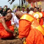 เพ ลา เพลิน บุรีรัมย์ ฉลองครบรอบ 9 ปี 'พระเขี้ยวแก้ว' (จำลอง)” จากศรีลังกา