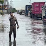 ตำรวจจราจร พร้อมรับมือฝนตกหนัก น้ำท่วมขัง อำนวยความสะดวก ช่วยเหลือประชาชน