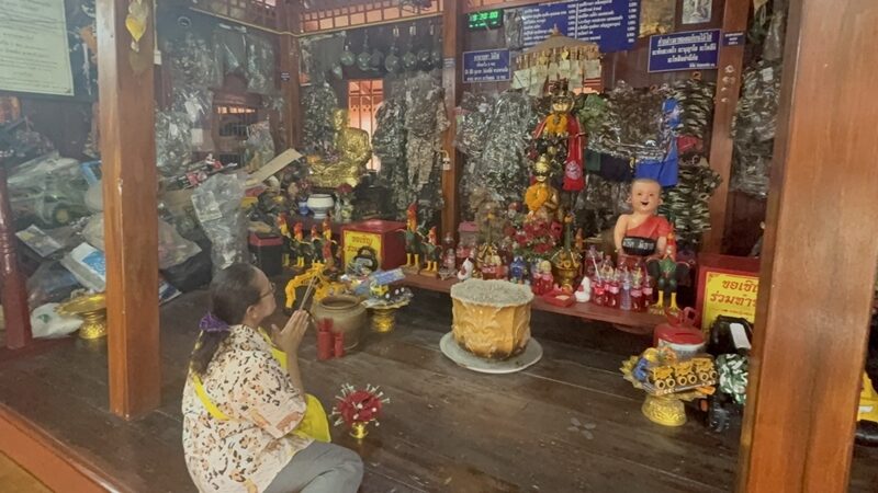 วัดดังอ่างทองคึกคัก แม่ค้าน้ำเต้าหู้ ขอพร ไอ้ไข่ ล้วงไหได้เลขเด็ด 2 ตัว เปิดเลขธูปเสี่ยงทายได้อีก 3 ตัวเน้น ๆ นักท่องเที่ยวแห่แก้บนหลังได้สมปรารถนา