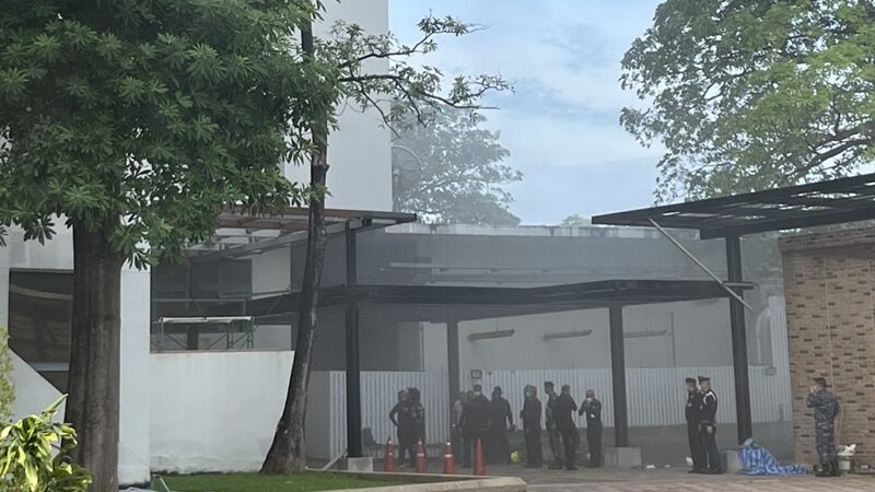 ระทึก ไฟไหม้ห้องในตึก กองบัญชาการกองทัพไทย ลามห้องข้างเคียง ระดมเจ้าหน้าที่ช่วยดับเพลิงวุ่น คาดสาเหตุเบื้องต้น เผย ยังไม่พบผู้ได้รับบาดเจ็บ