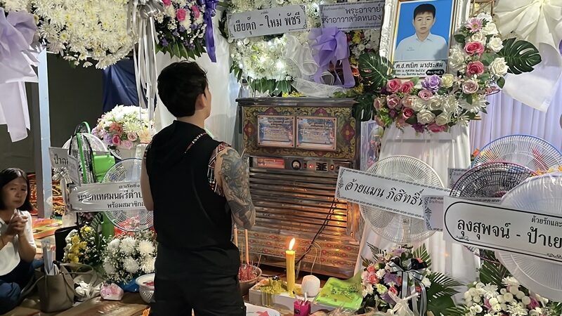 เบิ้ล ปทุมราช สุดเศร้า ร่วมงานศพน้องชาย หลังถูกกระแสน้ำพัดจมเสียชีวิต เพื่อนร่วมวงการแห่ส่งพวงหรีดแสดงความอาลัย ให้กำลังใจครอบครัว