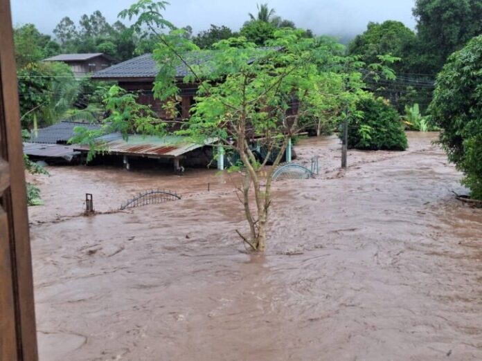 อุตรดิตถ์ น้ำท่วมอ่วม 2 อำเภอหนัก ทะลักท่วมถึงชั้น 2 ออกมาไม่ทัน รถจมเสียหายหลายคัน
