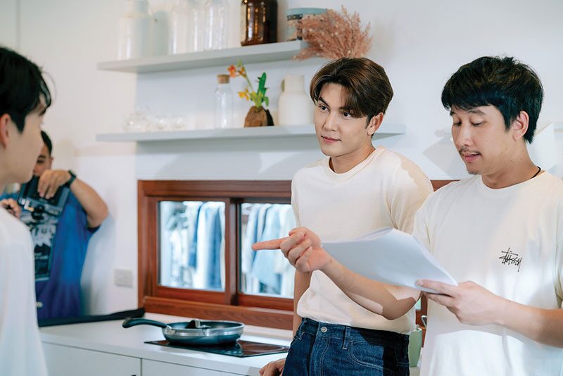 เบื้องหลังมายา