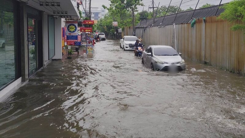 สั่งปิดแล้ว 25 โรงเรียน สมุทรปราการ หลังเจอฝนถล่มหนักทั้งคืน น้ำท่วมสูง เผยมีโรงเรียนไหนบ้าง ด้าน เจ้าหน้าที่เร่งระบายน้ำ หลังมีท่วมขังสูงกว่า 30 เซนติเมตร