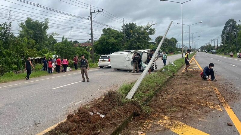 ระทึก รถตู้นักเรียน กำลังเดินทางไปแข่งขันกีฬาชกมวย คนขับหลับใน รถเสียหลักพลิกคว่ำ บาดเจ็บ 11 ราย เจ้าหน้าที่เร่งลงพื้นที่ให้การช่วยเหลือ