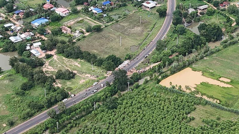 <strong>ทภ.1 พบเขมรเกณฑ์ชาวบ้าน ปิดถนนประท้วงทหารไทย</strong>” width=”800″ height=”450″ srcset=”https://www.khaosod.co.th/wpapp/uploads/2025/09/967354.jpg 800w, https://www.khaosod.co.th/wpapp/uploads/2025/09/967354-300×169.jpg 300w, https://www.khaosod.co.th/wpapp/uploads/2025/09/967354-696×392.jpg 696w, https://www.khaosod.co.th/wpapp/uploads/2025/09/967354-768×432.jpg 768w, https://www.khaosod.co.th/wpapp/uploads/2025/09/967354-760×428.jpg 760w, https://www.khaosod.co.th/wpapp/uploads/2025/09/967354-150×85.jpg 150w” sizes=”(max-width: 800px) 100vw, 800px” /></p>
<h2>ทภ.1 พบเขมรเกณฑ์ชาวบ้าน ปิดถนนประท้วงทหารไทย</h2>
<p>สถานการณ์ล่าสุด ยังคงต้องจับตาอย่างใกล้ชิด โดยเฉพาะการเจรจาและการแก้ไขปัญหาในระดับทวิภาคีระหว่างรัฐบาลไทยและกัมพูชา เพื่อป้องกันไม่ให้สถานการณ์ลุกลามบานปลายมากยิ่งขึ้น ความสัมพันธ์ระหว่างประเทศเพื่อนบ้านเป็นสิ่งสำคัญ แต่การรักษาอธิปไตยและผลประโยชน์ของชาติก็เป็นสิ่งที่ไม่อาจละเลยได้</p>
<h3>การตอบโต้ของทหารไทยต่อการประท้วง</h3>
<p>ท่าทีของกองทัพไทยต่อเหตุการณ์<strong>ทภ.1 พบเขมรเกณฑ์ชาวบ้าน ปิดถนนประท้วงทหารไทย</strong> เป็นไปอย่างระมัดระวัง แต่ก็เด็ดเดี่ยวในการปกป้องอธิปไตยของชาติ กองกำลังบูรพาได้เพิ่มความเข้มงวดในการลาดตระเวนและเฝ้าระวังตามแนวชายแดน พร้อมทั้งเตรียมกำลังพลและยุทโธปกรณ์ให้พร้อมสำหรับการตอบโต้หากมีการรุกล้ำอธิปไตยของไทย</p>
<ul>
<li>การเจรจาและการทูต: รัฐบาลไทยควรใช้ช่องทางการทูตในการเจรจากับรัฐบาลกัมพูชา เพื่อแก้ไขปัญหาที่เกิดขึ้นอย่างสันติวิธี</li>
<li>การบังคับใช้กฎหมาย: หากมีการรุกล้ำอธิปไตยของไทย หรือมีการกระทำผิดกฎหมายเกิดขึ้น เจ้าหน้าที่ไทยควรบังคับใช้กฎหมายอย่างเด็ดขาด</li>
<li>การสร้างความเข้าใจ: รัฐบาลไทยควรให้ข้อมูลที่ถูกต้องและเป็นปัจจุบันแก่ประชาชนเกี่ยวกับสถานการณ์ชายแดน เพื่อป้องกันความเข้าใจผิดและความตื่นตระหนก</li>
</ul>
<p>สถานการณ์ชายแดนเป็นเรื่องที่ละเอียดอ่อนและต้องใช้ความรอบคอบในการจัดการ การประท้วงของชาวกัมพูชาและการตอบโต้ของทหารไทย เป็นสิ่งที่ต้องจับตาอย่างใกล้ชิด เพื่อป้องกันไม่ให้สถานการณ์ลุกลามบานปลายและส่งผลกระทบต่อความสัมพันธ์ระหว่างประเทศ</p>
<p>การแก้ไขปัญหาที่ยั่งยืน คือการเจรจาและการสร้างความเข้าใจซึ่งกันและกัน บนพื้นฐานของความเคารพในอธิปไตยและผลประโยชน์ของทั้งสองฝ่าย</p>
<p>ที่มา – <a href=
