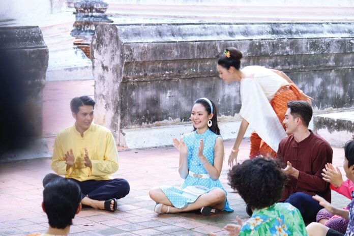 เบื้องหลังมายา