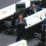 'อนุทิน' อารมณ์ดี เข้าสภารอบดึก เดินทั่วห้องประชุม ฟังสมาชิกรัฐสภา อภิปราย-แถลงนโยบาย ชื่นมื่น!