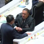 'อนุทิน' อารมณ์ดี เข้าสภารอบดึก เดินทั่วห้องประชุม ฟังสมาชิกรัฐสภา อภิปราย-แถลงนโยบาย ชื่นมื่น!