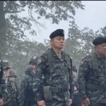 แม่ทัพภาคที่ 2 นำเหล่าทหารกล้า ร้องเพลงชาติไทย บนยอดภูมะเขือ ลั่นปกป้องแผ่นดินไทยด้วยชีวิต