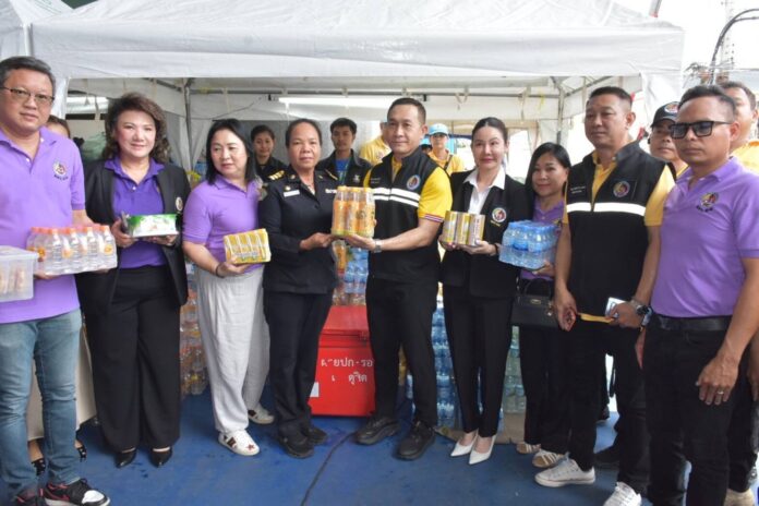 กอ.รมน. ลงพื้นที่เหตุถนนทรุดหน้าวชิรพยาบาล มอบสิ่งของสนับสนุน
