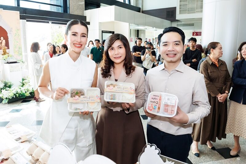 แอน ทองประสม – หมอแลป ชวนบริจาคเลือดสภากาชาด รับข้าวกล่อง 2 เมนูเด็ดจากตับหมูชีวา-ไก่เบญจา