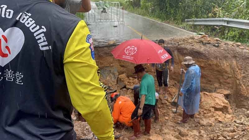 หวิดสลด ดินถล่มทับร่าง เจ้าหน้าที่เทศบาลวัย50 ระหว่างขุดท่อระบายน้ำใต้ถนน