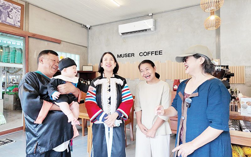 จากถนนสายตาก-แม่สอด แยกเข้าไปเพียงไม่กี่กิโลเมตร บ้านห้วยปลาหลดทำการเกษตรแบบเป็นมิตร รักษาสภาพธรรมชาติ พื้นที่ทำกิน เน้นเกษตรประณีต แต่ละปีมีผลผลิตจากไร่จากสวนมูลค่ามหาศาล ที่สำคัญ ปลูกกาแฟผสม