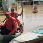 ไปรษณีย์พิจิตร ผ่าวิกฤตน้ำท่วม พายเรือฝ่ากระแสน้ำเชี่ยว ส่งของออนไลน์ถึงมือชาวบ้านทุกคน