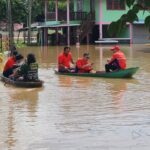 ไปรษณีย์พิจิตร ผ่าวิกฤตน้ำท่วม พายเรือฝ่ากระแสน้ำเชี่ยว ส่งของออนไลน์ถึงมือชาวบ้านทุกคน