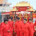 เชื่อศักดิ์สิทธิ์ ให้โชคลาภทุกปี แห่ส่องเลขเด็ด อัญเชิญกระถางธูปองค์เจ้าพ่อหลักเมืองสุพรรณฯ