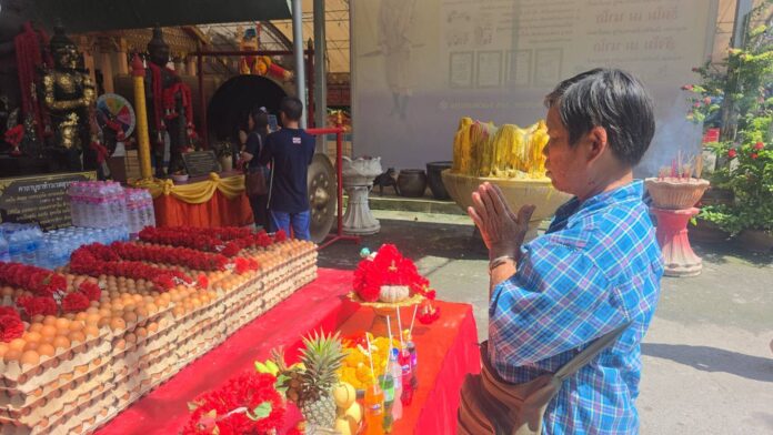 แม่ค้าหวยเหลือกว่า 200 ใบ จุดธูปขอโชค พระเงินพระทอง ไม่ผิดหวัง ถูกรางวัลที่ 2 ได้ 3 เลขหน้าอีก 5 ใบ 