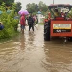 ฝนถล่มหนัก อ.เลาขวัญ น้ำป่าหลากไหล ท่วม รพ.สต. เร่งย้ายอุปกรณ์แพทย์ขึ้นที่สูง