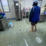 ฝนถล่มหนัก อ.เลาขวัญ น้ำป่าหลากไหล ท่วม รพ.สต. เร่งย้ายอุปกรณ์แพทย์ขึ้นที่สูง