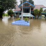ฝนถล่มหนัก อ.เลาขวัญ น้ำป่าหลากไหล ท่วม รพ.สต. เร่งย้ายอุปกรณ์แพทย์ขึ้นที่สูง