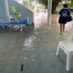 ฝนถล่มหนัก อ.เลาขวัญ น้ำป่าหลากไหล ท่วม รพ.สต. เร่งย้ายอุปกรณ์แพทย์ขึ้นที่สูง