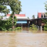 แม่น้ำท่าจีน ทะลักล้นตลิ่งไหลท่วม 3 อำเภอ เมืองสุพรรณ ชาวบ้าน 5 พันครัวเรือน เดือดร้อนหนัก