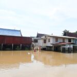 แม่น้ำท่าจีน ทะลักล้นตลิ่งไหลท่วม 3 อำเภอ เมืองสุพรรณ ชาวบ้าน 5 พันครัวเรือน เดือดร้อนหนัก