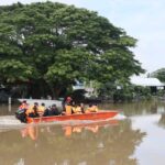 แม่น้ำท่าจีน ทะลักล้นตลิ่งไหลท่วม 3 อำเภอ เมืองสุพรรณ ชาวบ้าน 5 พันครัวเรือน เดือดร้อนหนัก