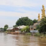 แม่น้ำท่าจีน ทะลักล้นตลิ่งไหลท่วม 3 อำเภอ เมืองสุพรรณ ชาวบ้าน 5 พันครัวเรือน เดือดร้อนหนัก