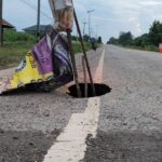 ชาวบ้านพิมายผวา ถนนทรุดตัว หลุมใหญ่ลึก 2 เมตร หวั่นไม่ปลอดภัย เสี่ยงเกิดอุบัติเหตุ