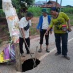 ชาวบ้านพิมายผวา ถนนทรุดตัว หลุมใหญ่ลึก 2 เมตร หวั่นไม่ปลอดภัย เสี่ยงเกิดอุบัติเหตุ