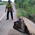 ชาวบ้านพิมายผวา ถนนทรุดตัว หลุมใหญ่ลึก 2 เมตร หวั่นไม่ปลอดภัย เสี่ยงเกิดอุบัติเหตุ