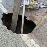 ชาวบ้านพิมายผวา ถนนทรุดตัว หลุมใหญ่ลึก 2 เมตร หวั่นไม่ปลอดภัย เสี่ยงเกิดอุบัติเหตุ