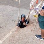 ชาวบ้านพิมายผวา ถนนทรุดตัว หลุมใหญ่ลึก 2 เมตร หวั่นไม่ปลอดภัย เสี่ยงเกิดอุบัติเหตุ