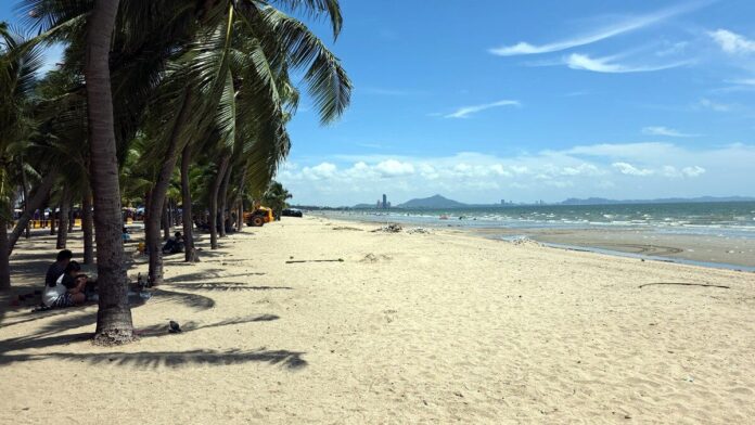 บางแสน ขยะมรสุมเกลื่อน ตลอดชายหาด นักท่องเที่ยวผิดหวัง ไม่กล้าเล่นน้ำ 