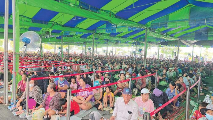 มูลนิธิป่อเต็กตึ๊ง นำโดย นายสุทัศน์ เตชะวิบูลย์ รองประธานกรรมการ จัดงานประเพณีทิ้งกระจาด ประจำปี 2568 เมื่อเร็วๆ นี้ ที่บริเวณสุสานมูลนิธิป่อเต็กตึ๊ง