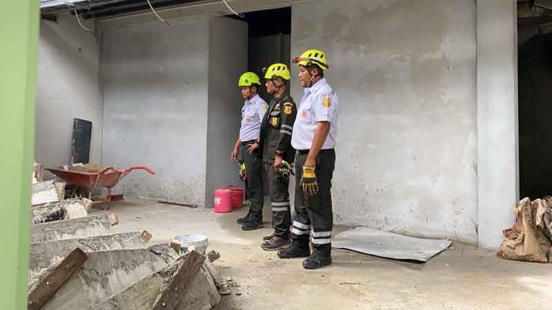 สลด บันไดปูนพังถล่มทับร่างคนงานดับคาที่ ร.ร.ย่านเทียนร่วมมิตร เจ้าหน้าที่เร่งตรวจสอบ