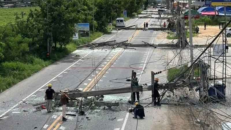 กระบะชนวินาศสันตะโร เสาไฟฟ้าแรงสูงโค่น 12 ต้น ไฟฟ้าดับเป็นวงกว้าง คนขับเจ็บเล็กน้อย