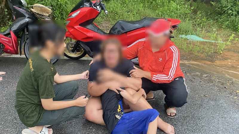 หวิดสลด นาทีน้ำป่าไหลเชี่ยวกราก ซัดคนลอยออกจากบ้าน แม่กับตาวิ่งไปคว้าตัวเด็กชาย
