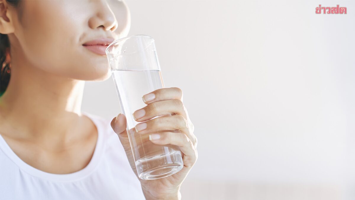 .หมอแนะ จริงไหม ดื่มน้ำมากๆ ช่วยลดกรดยูริกในเลือดได้ ลดความเสี่ยงเก๊าท์ในระยะยาว.