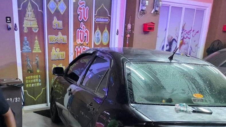 หนุ่มขับวีออส พุ่งชนร้าน "โอ๊ต ตังมา" เซียนพระดัง พยายามบุกเข้าบ้าน ก่อนนั่งสูบบุหรี่บนฝากระโปรงท้ายรถ แจกของลับ ก่อนชกต่อยเดือด ด้าน ภรรยาผวาหนัก